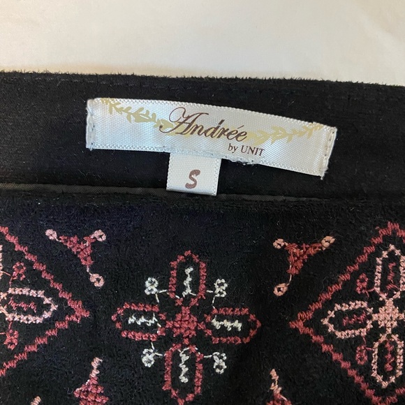 ANDREE BY UNIT Black and Pink Floral Mini Skirt - Picture 2 of 10